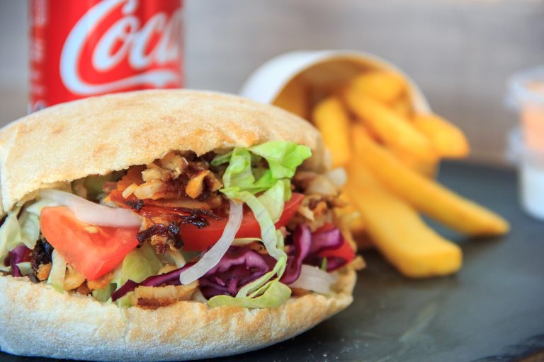 Lipie, sos si carne de pasare: combinatie reusita pentru un kebab satios